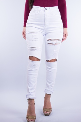 Белые рваные джинсы