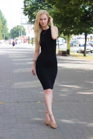 Черное платье с открытой спиной