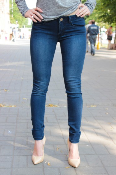 Темно-синие стрейчевые джинсы